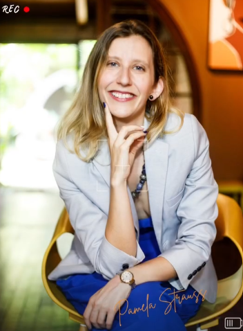 Pamela Strauss trabajando